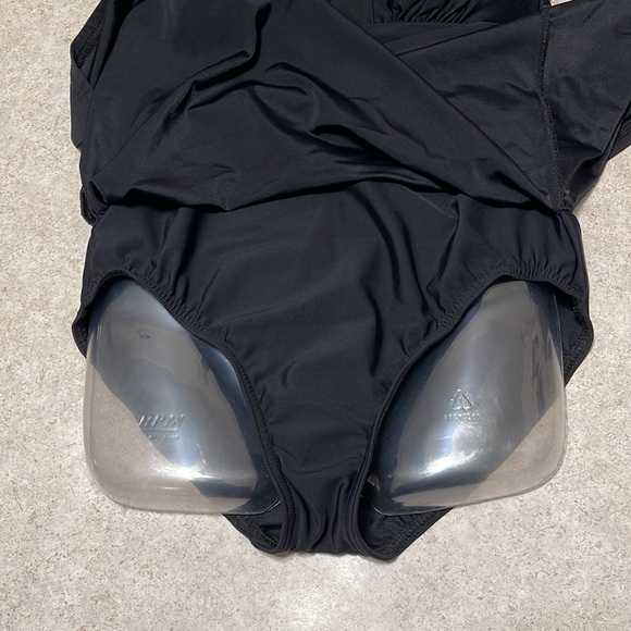 LANDS’ END BLACK ONE PIECE SKIRT SWIMSUIT WITH SOFT CUPS - Picture 4 of 8